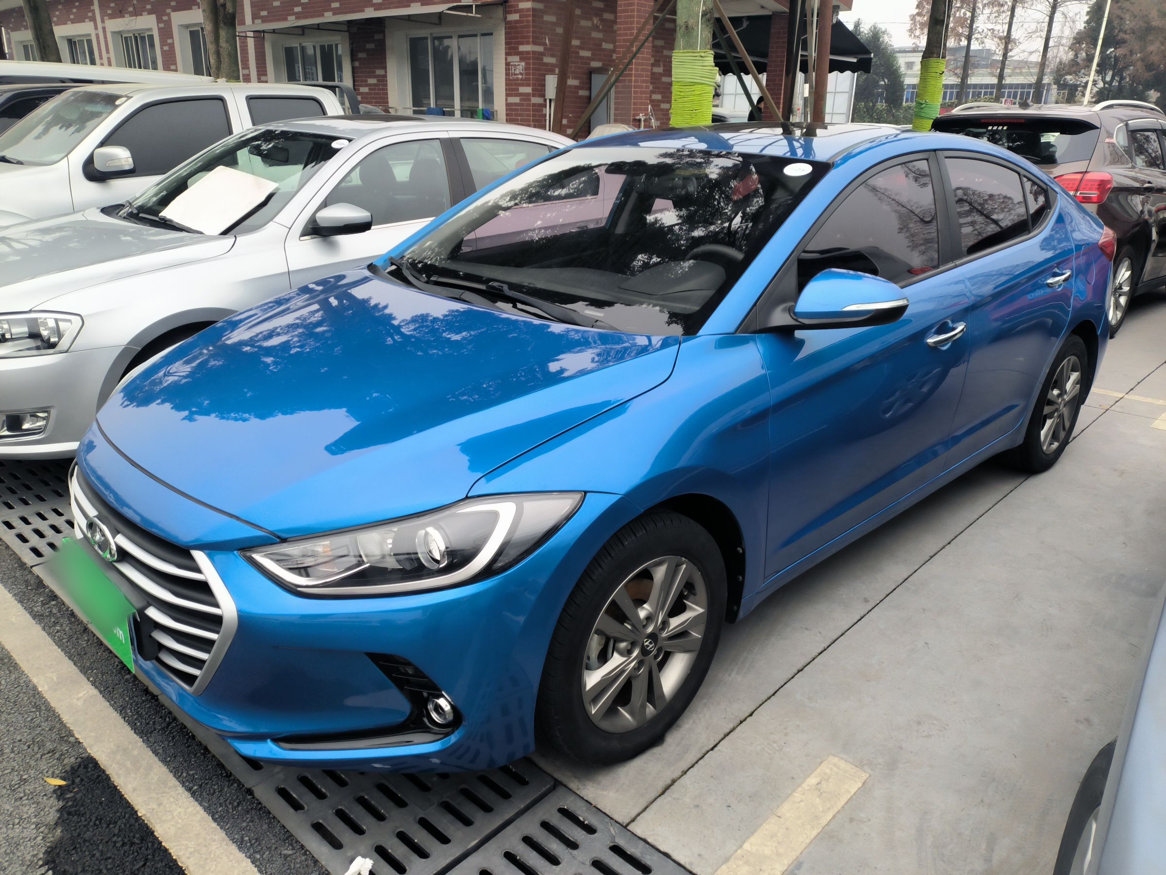 Под передней частью автомобиля