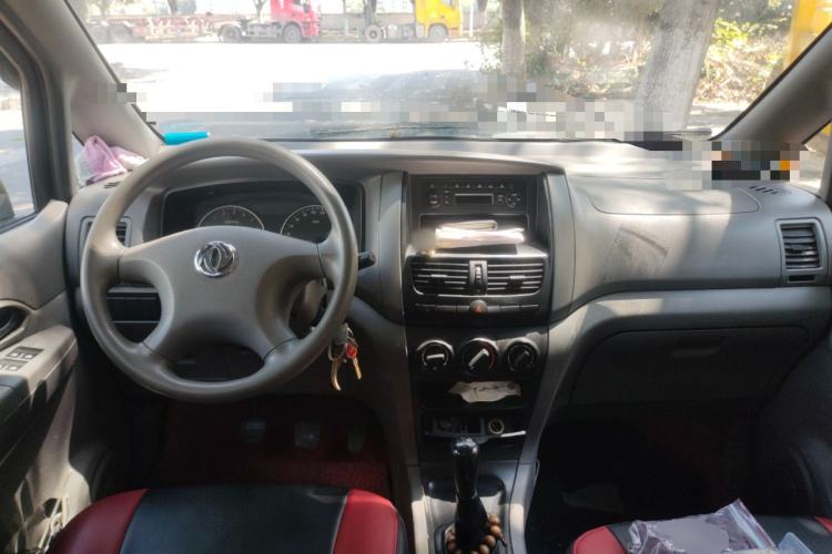 Used Dongfeng Shuaike 2013 Revised Version 1.5L Manual Comfort Trim 7 Seats China IV Standard Center Console