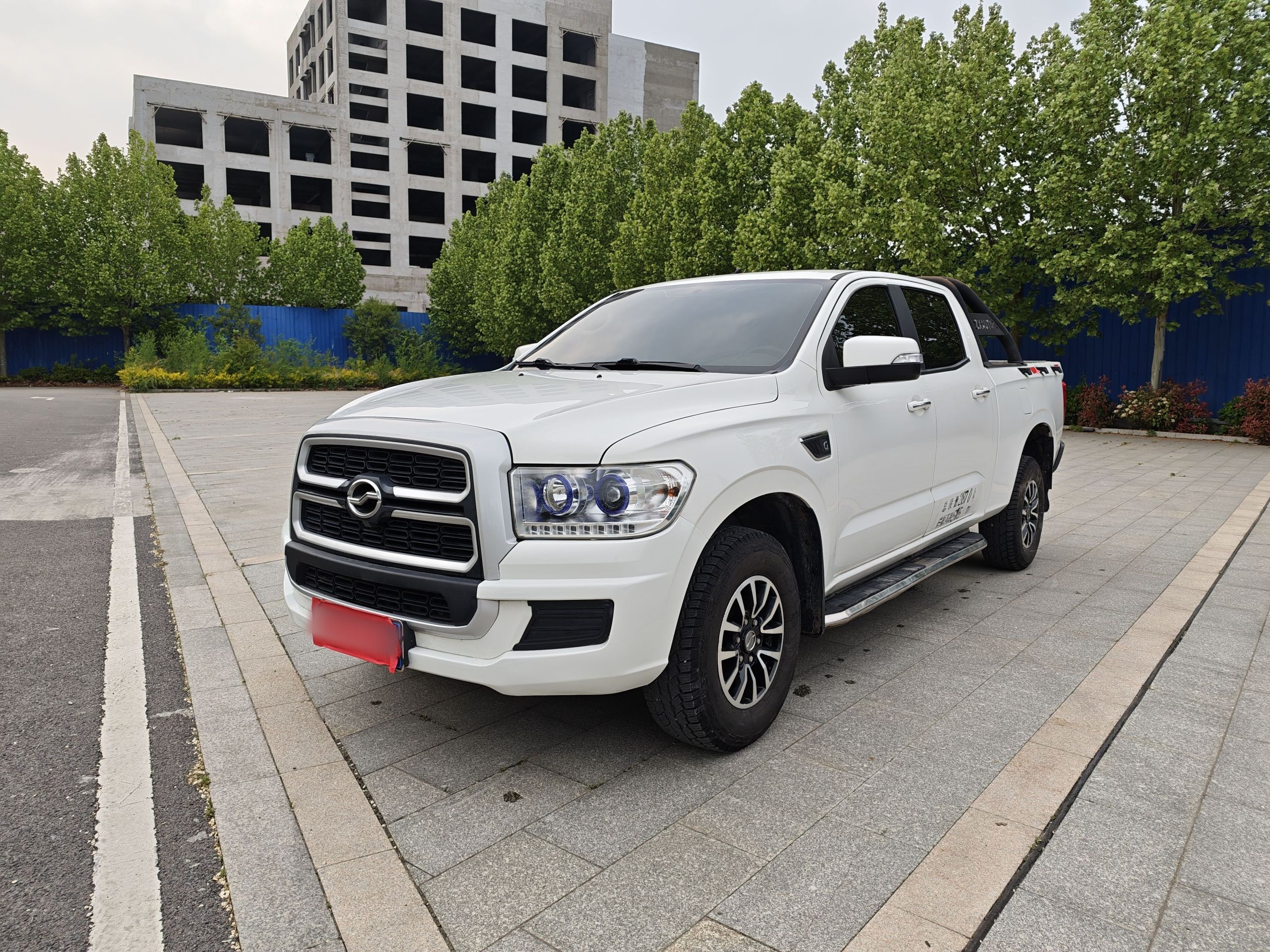 Под передней частью автомобиля