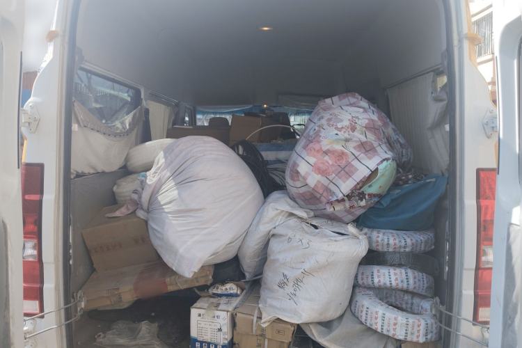 Used Iveco Daily 2023 2.5T A35M1 Short Wheelbase Low-Roof Single-Tire Side-Sliding Door 5-9 Seater
