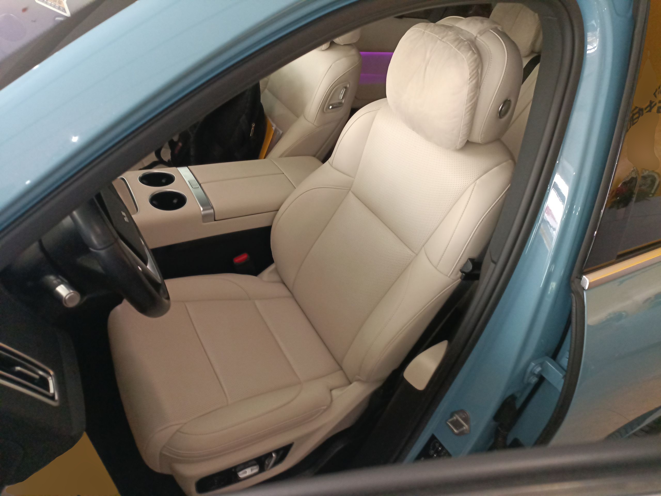 المقاعد الأمامية داخل السيارة