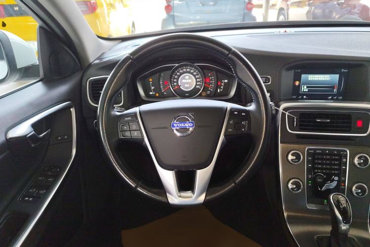 Used Volvo V60 2015 T5 Zhiyi Edition

