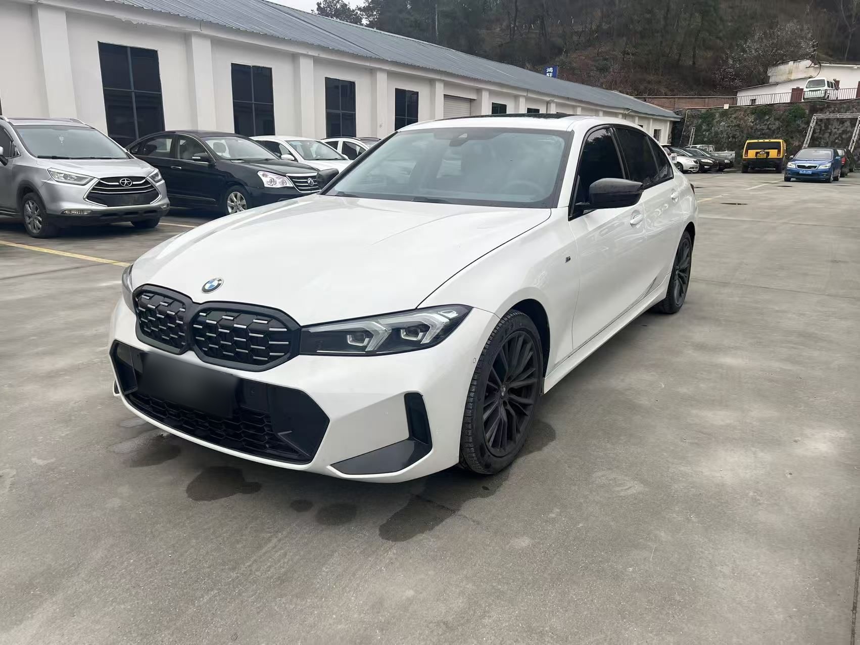 Под передней частью автомобиля