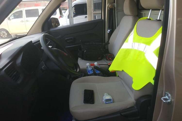 Used Wuling Hongguang V 2022 1.5L Jingqu Edition Enclosed-Window Vehicle with Hydraulic Power Steering LAR