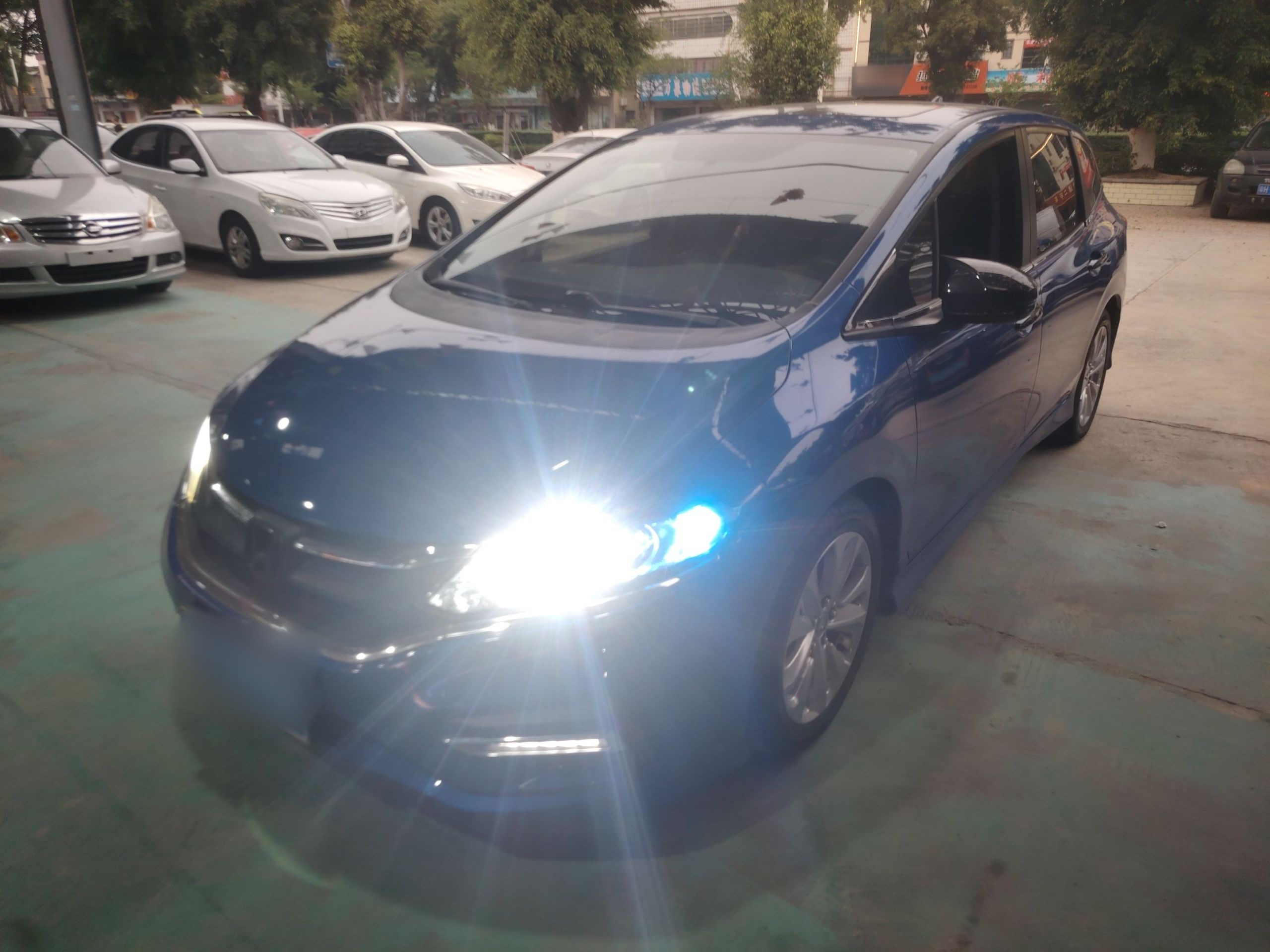 Под передней частью автомобиля