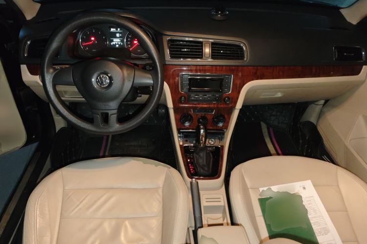 Used Volkswagen Lavida 2013 1.6L Automatic Comfort Edition Center Console