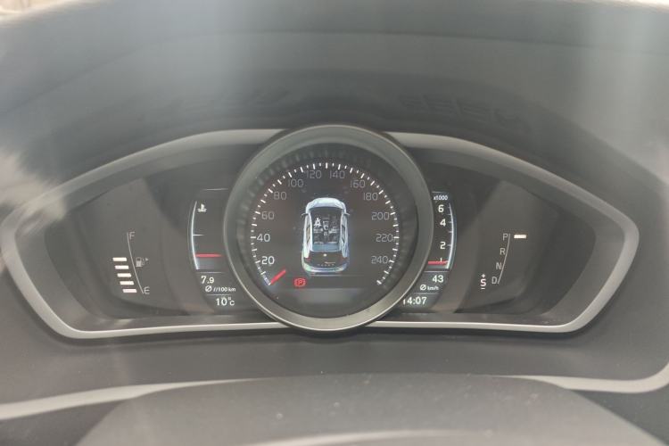 Used Volvo V40 2015 1.6T Zhiya Edition
