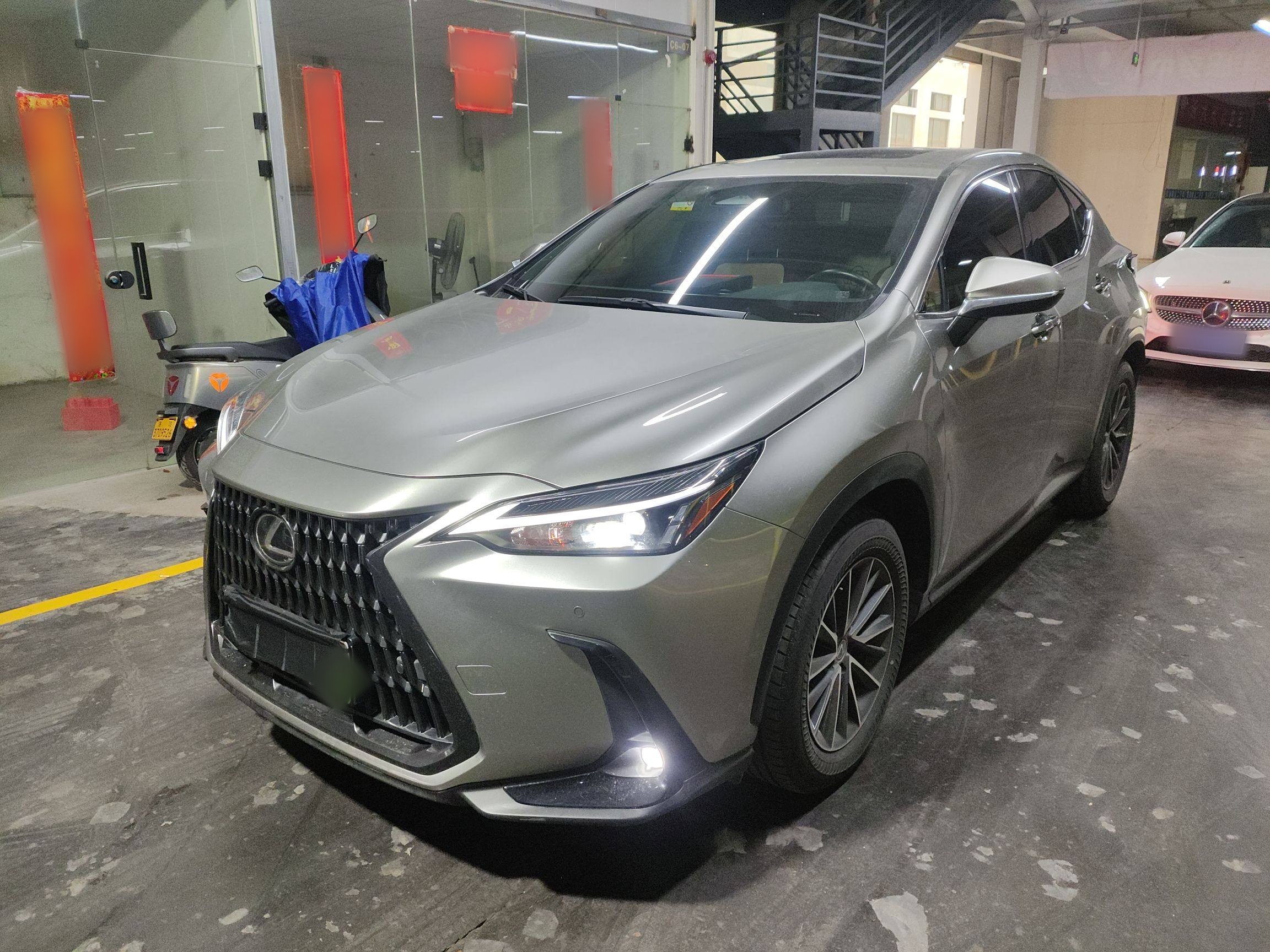 Под передней частью автомобиля