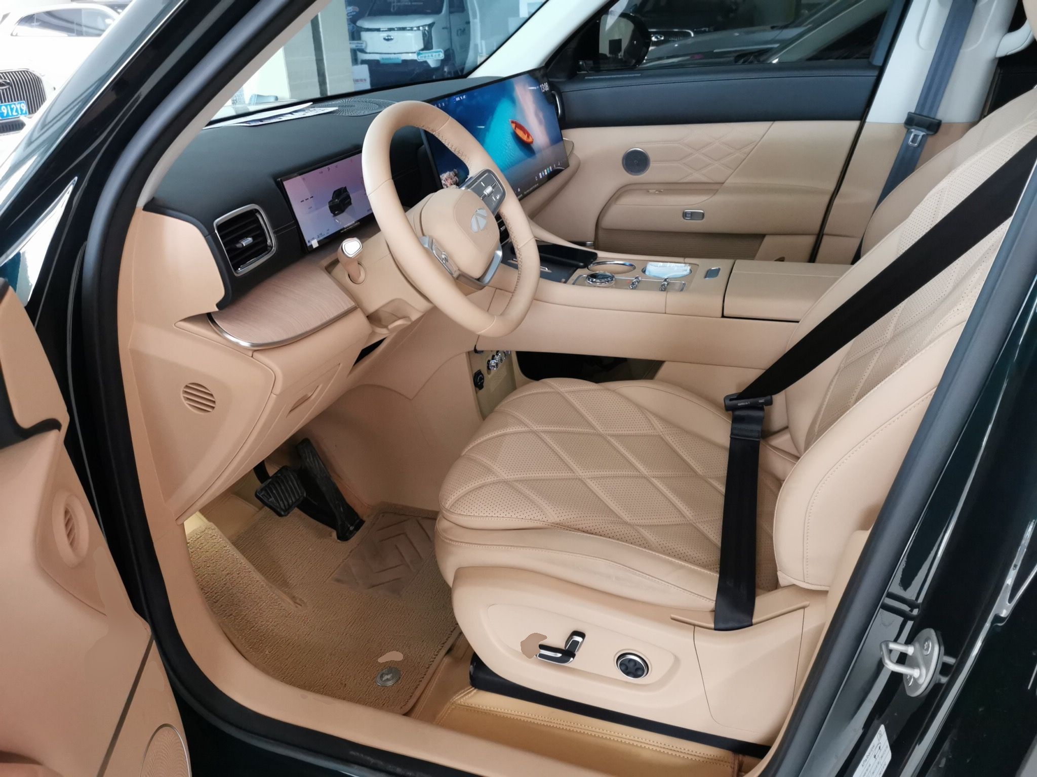 المقاعد الأمامية داخل السيارة