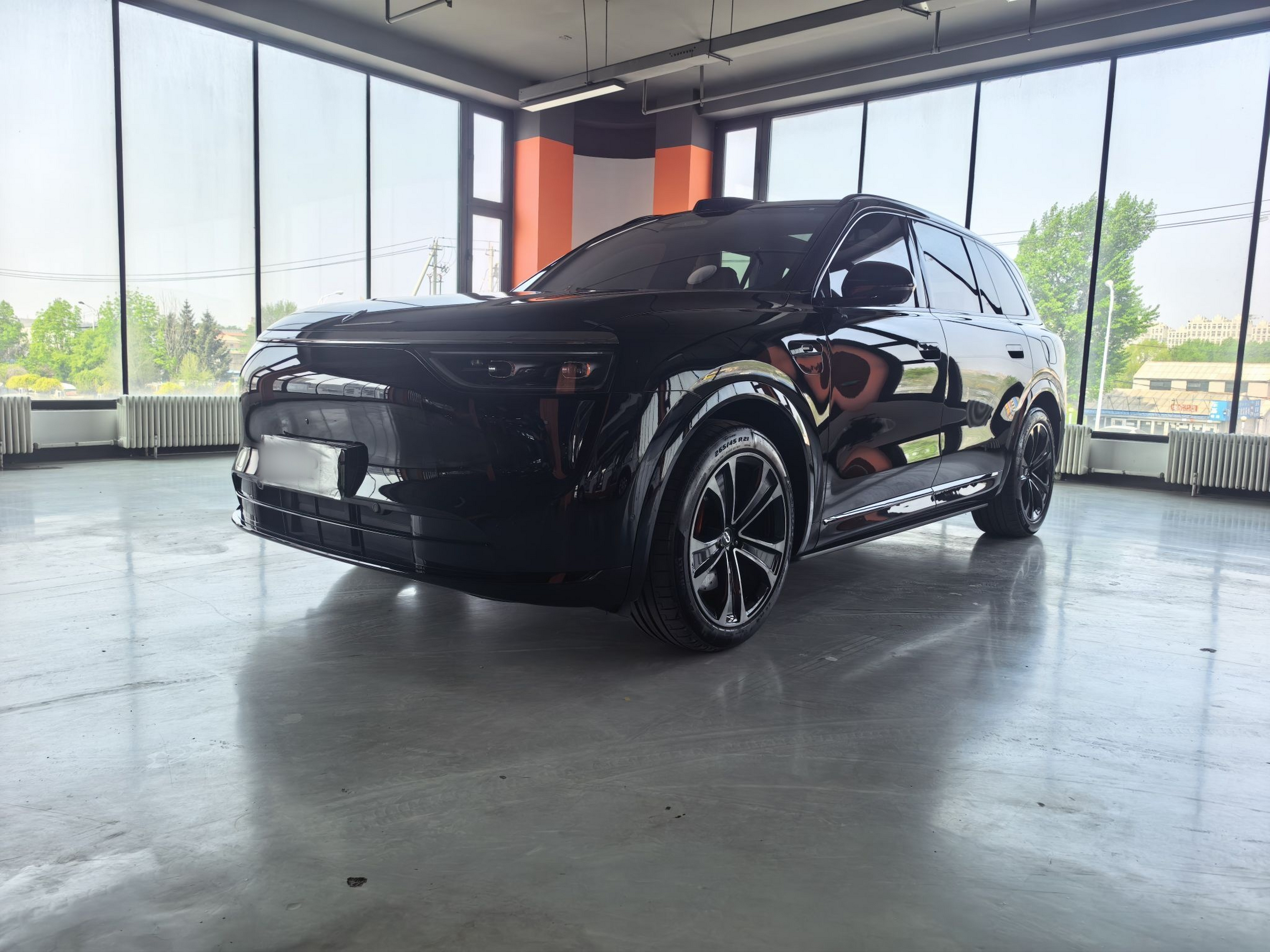 Под передней частью автомобиля