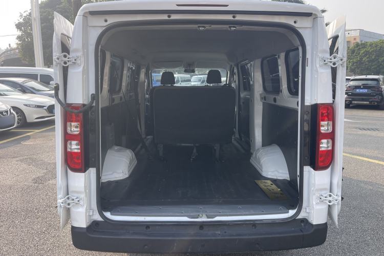 Used Wuling Yangguang 2024 300KM Comfort Version Passenger Van 75kW