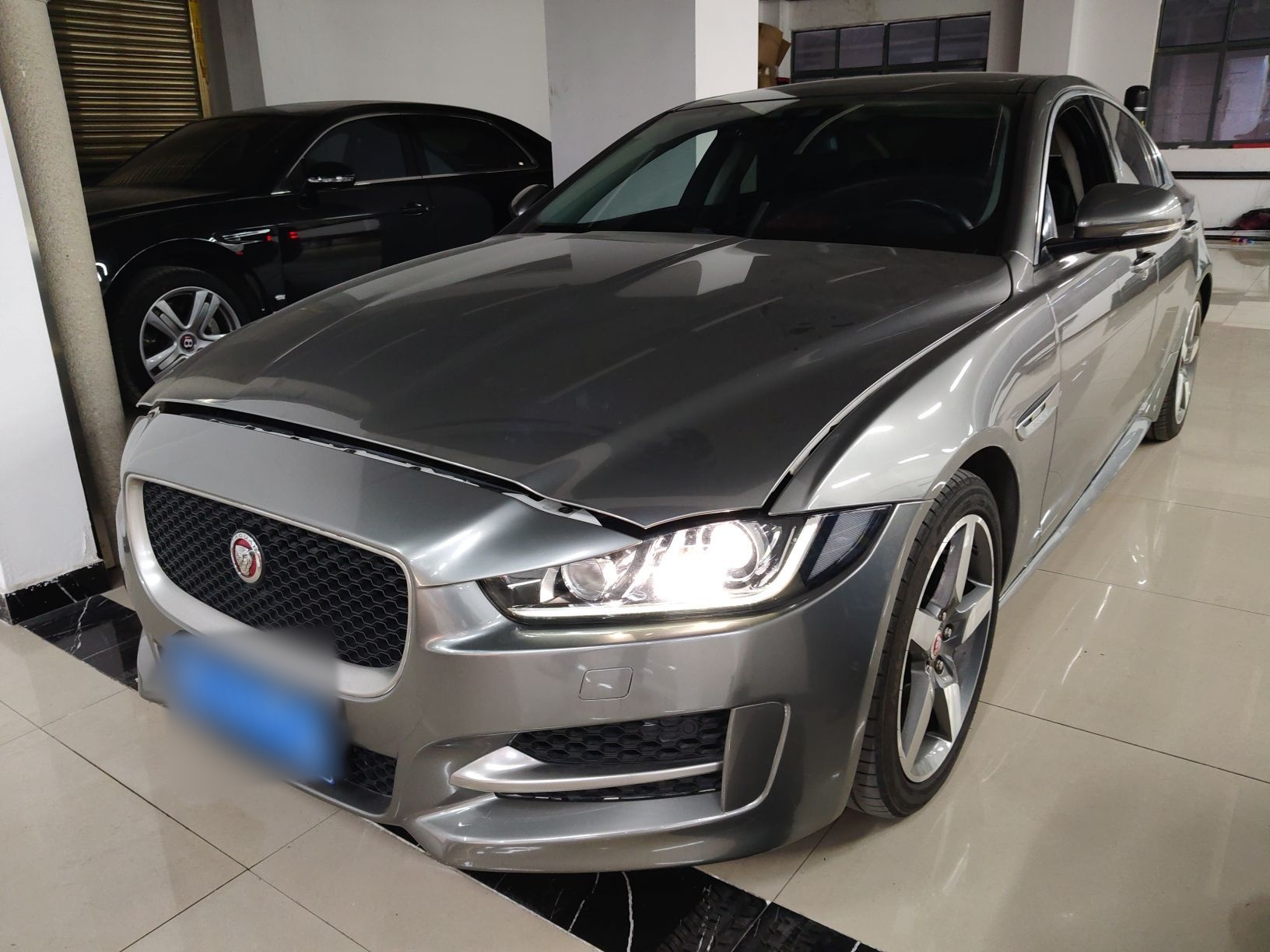 تحت مقدمة السيارة