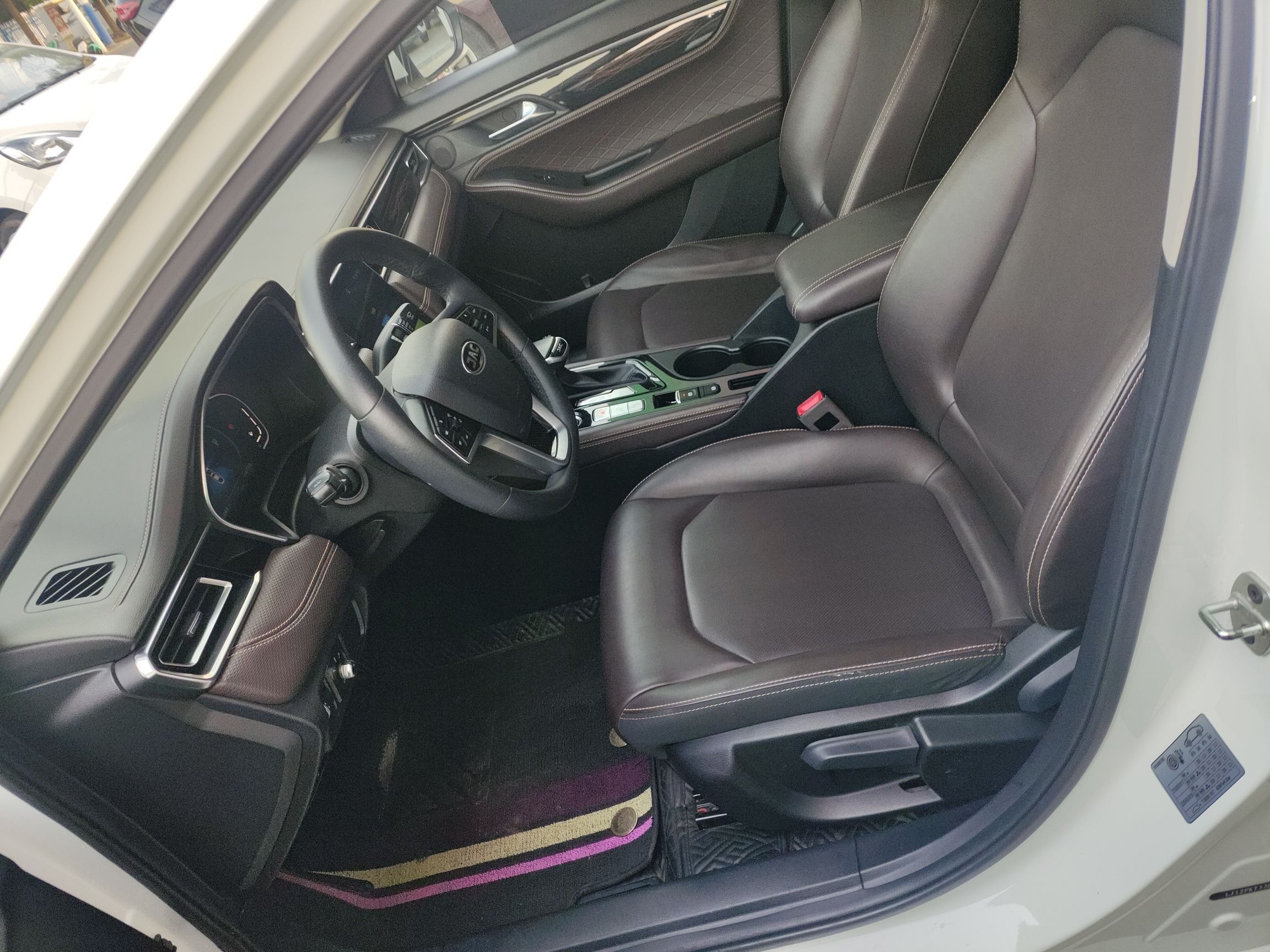 Переднее сиденье в автомобиле