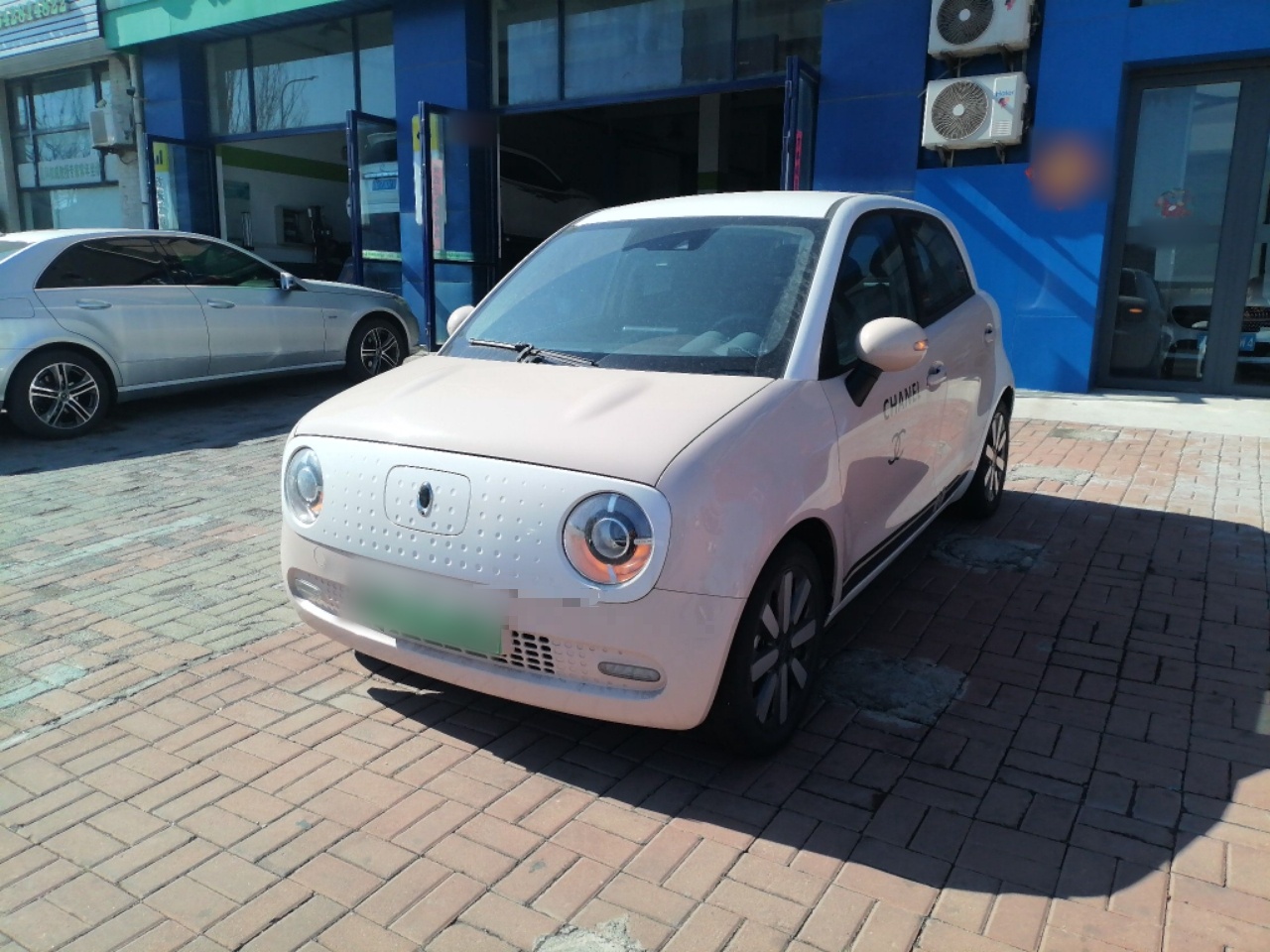 Под передней частью автомобиля