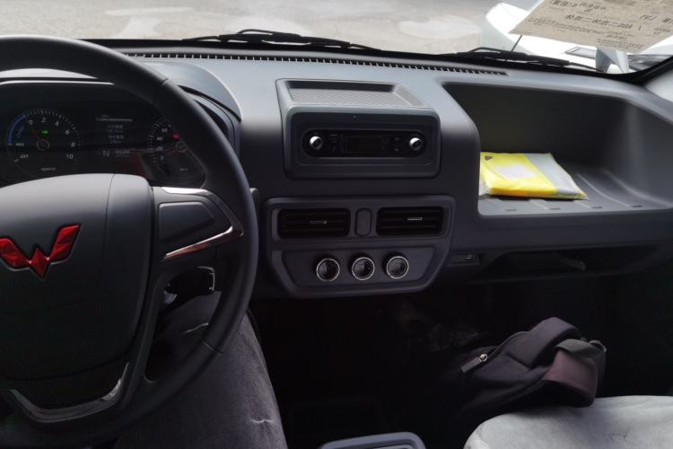 Used Wuling Yangguang 2024 300KM Comfort Version Passenger Van 75kW