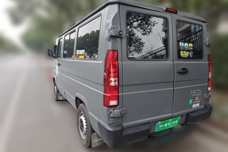 Used Iveco Daily 2023 2.5T A35M1 Multi-Purpose Passenger Vehicle Short Wheelbase Low Roof Single Tire Manual Transmission with Automatic Option