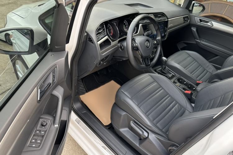 Used Volkswagen Touran 2016 Volkswagen Touran L 280TSI DSG Comfort Edition Interior 2