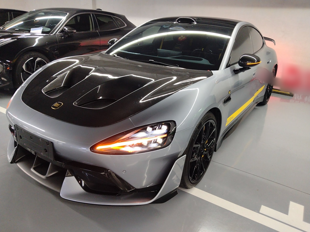 تحت مقدمة السيارة