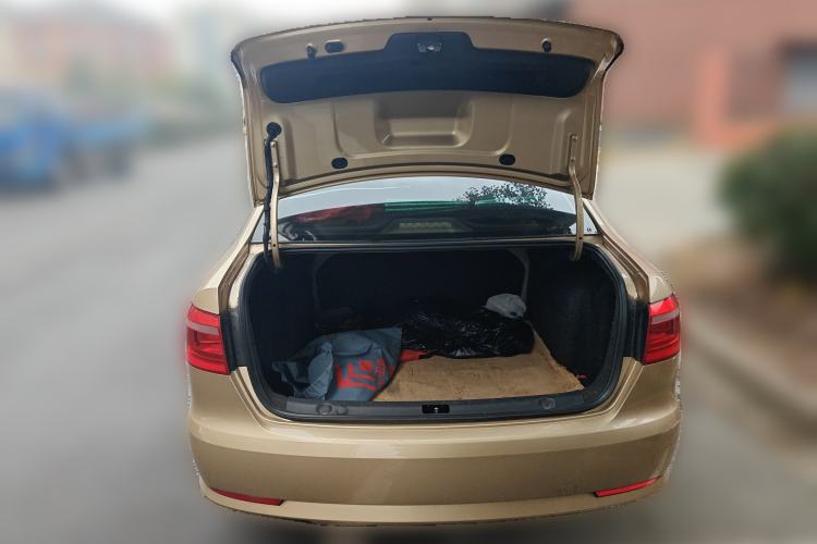 Used Volkswagen Lavida 2013 1.6L Automatic Fashion Edition Trunk