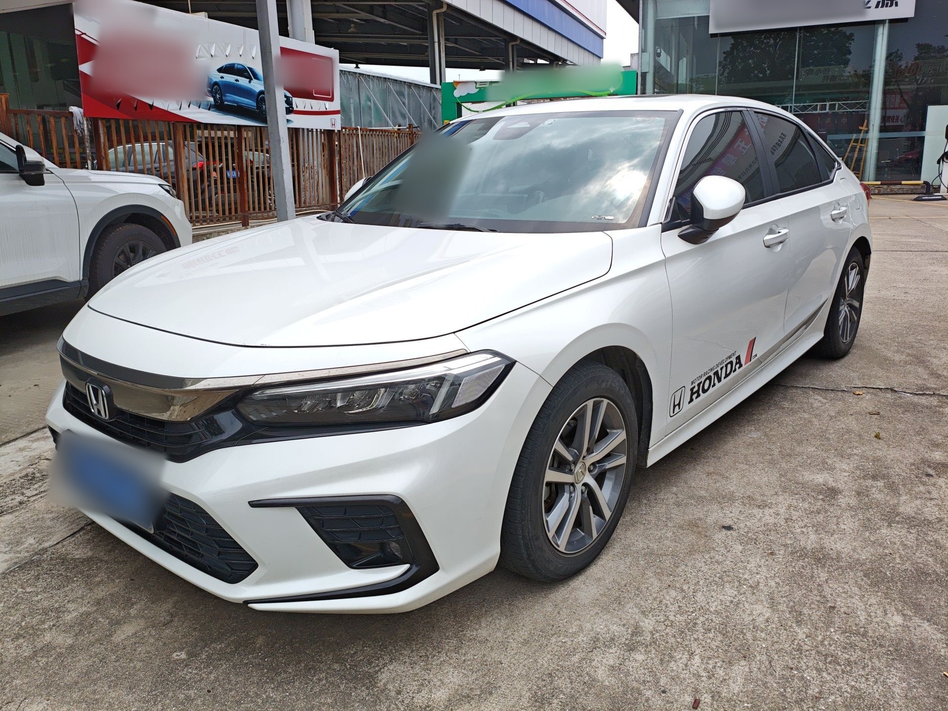 Под передней частью автомобиля