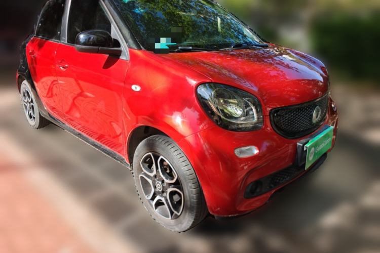 Used smart forfour 2016 0.9T 66 kW Pioneer Edition Front Right 45 Deg