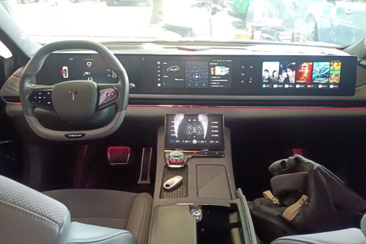 Used VOYAH PASSION 2024 PHEV Four-Wheel Drive Ultra-Long Range Flagship Model Center Console