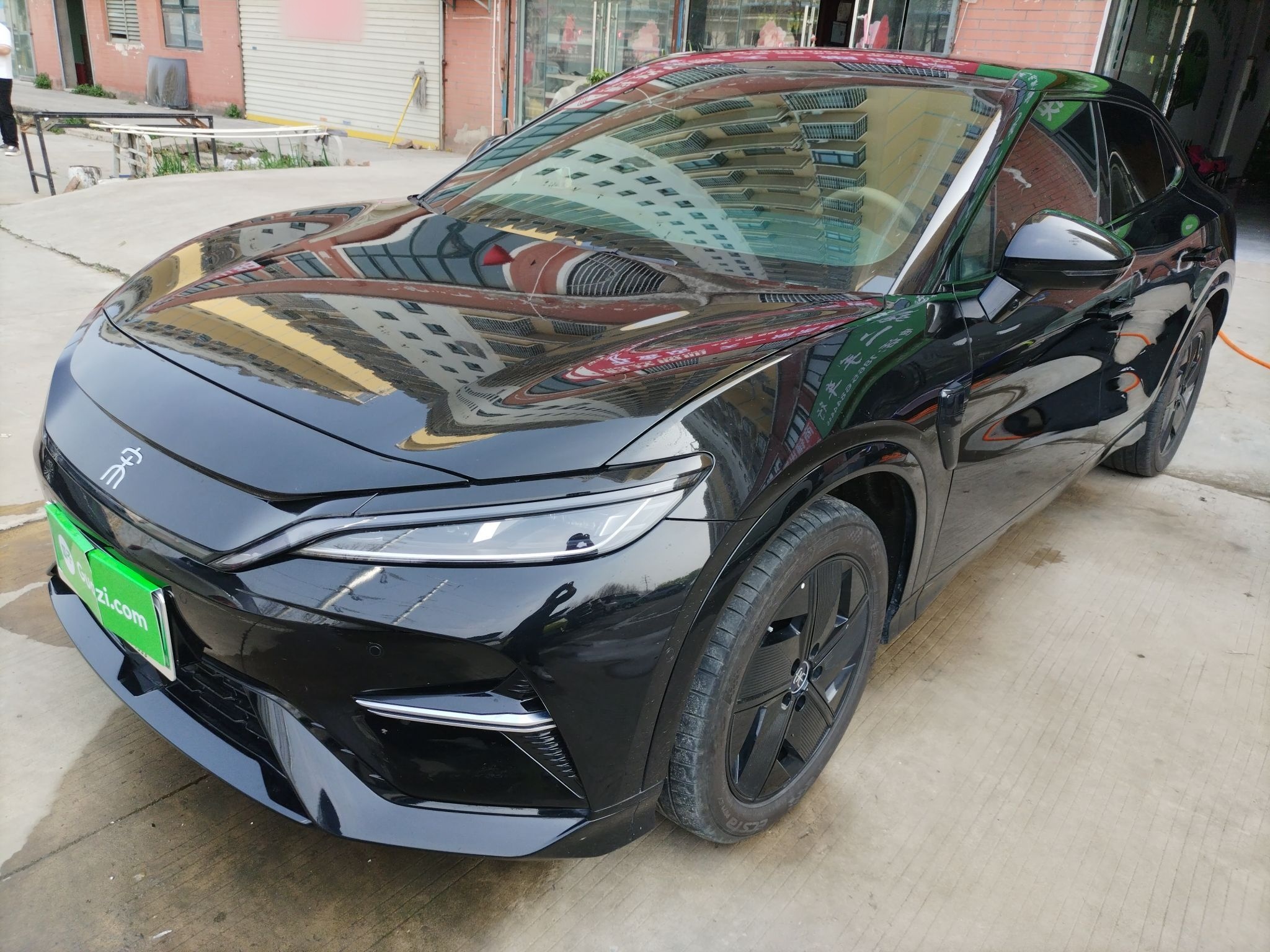 Под передней частью автомобиля