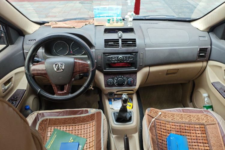 Used BAIC Weiwang M30 2015 1.5L Basic Version BJ415B Center Console
