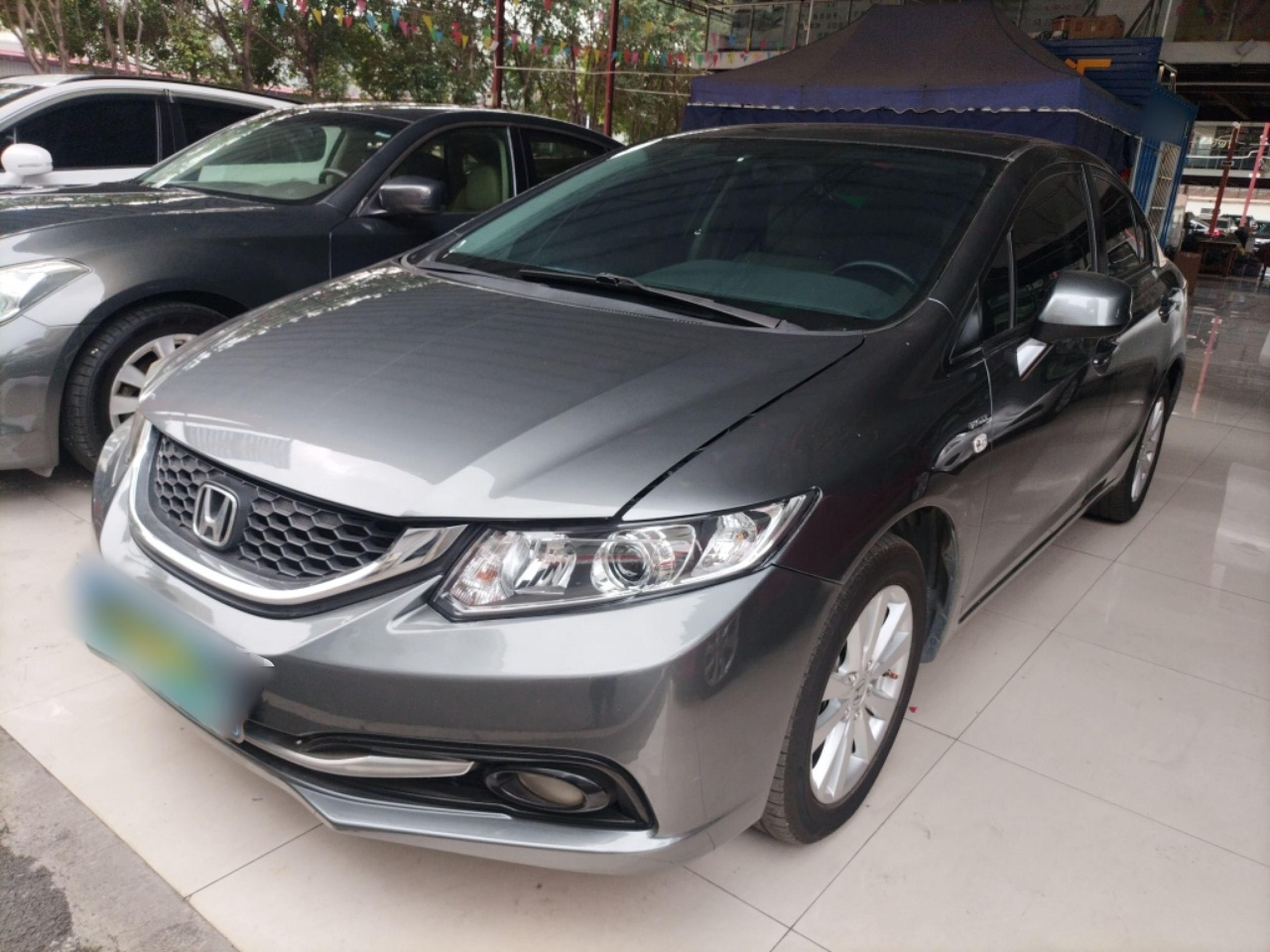 Под передней частью автомобиля