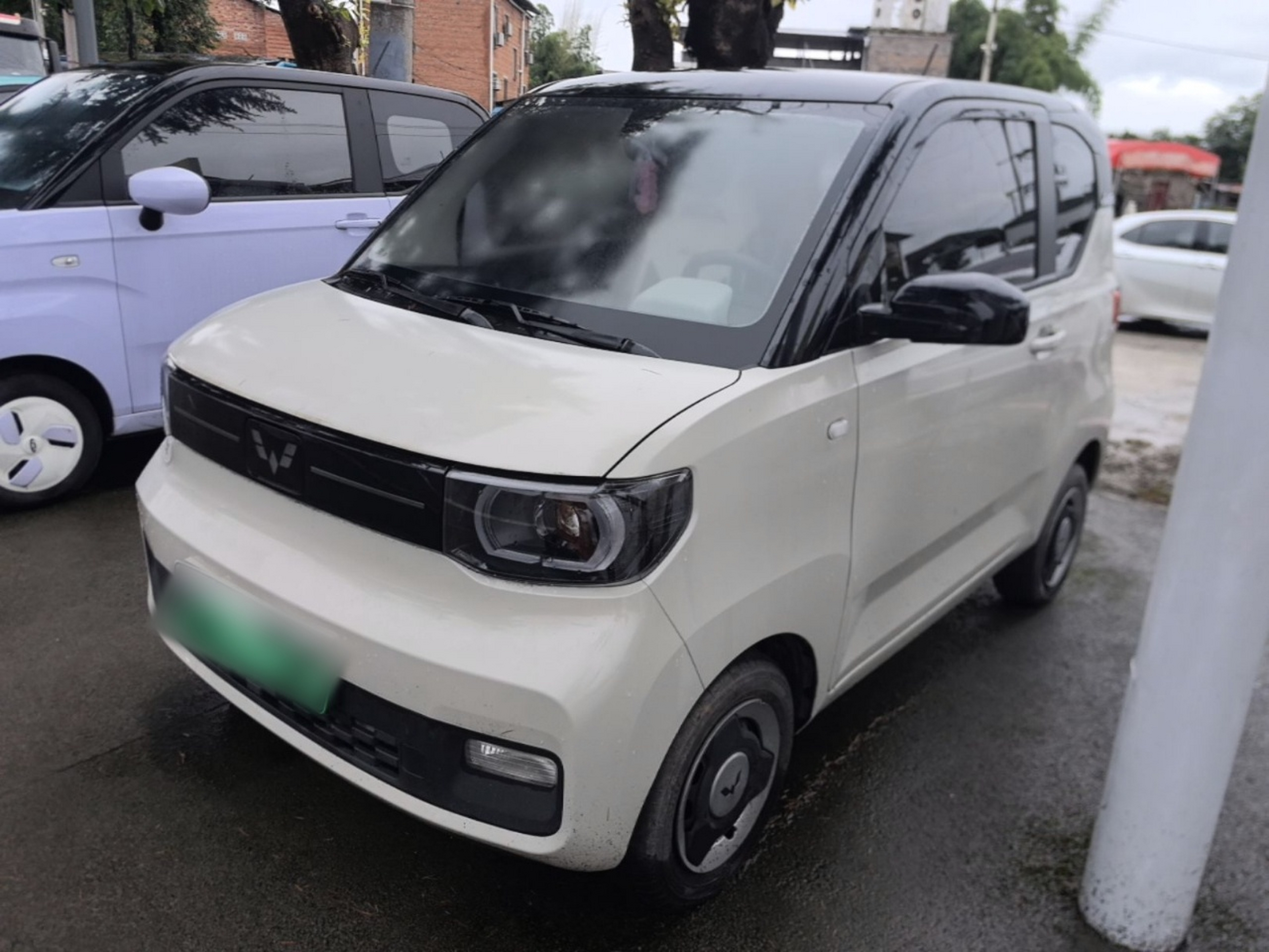 Под передней частью автомобиля