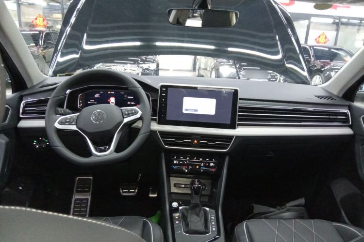 Used Volkswagen Tiguan L 2025 Model Outstanding Version 330TSI Automatic Two-Wheel Drive R-Line Longyao Edition
