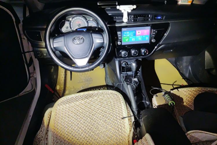 Used Toyota Corolla 2014 1.6L CVT GL Center Console