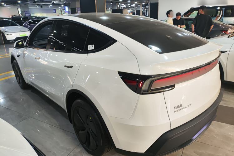 Used Tesla Model Y 2026 Long-Range All-Wheel-Drive Model Exterior 2