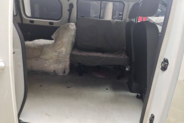 Used Wuling Yangguang 2024 300KM Comfort Version Passenger Van 75kW
