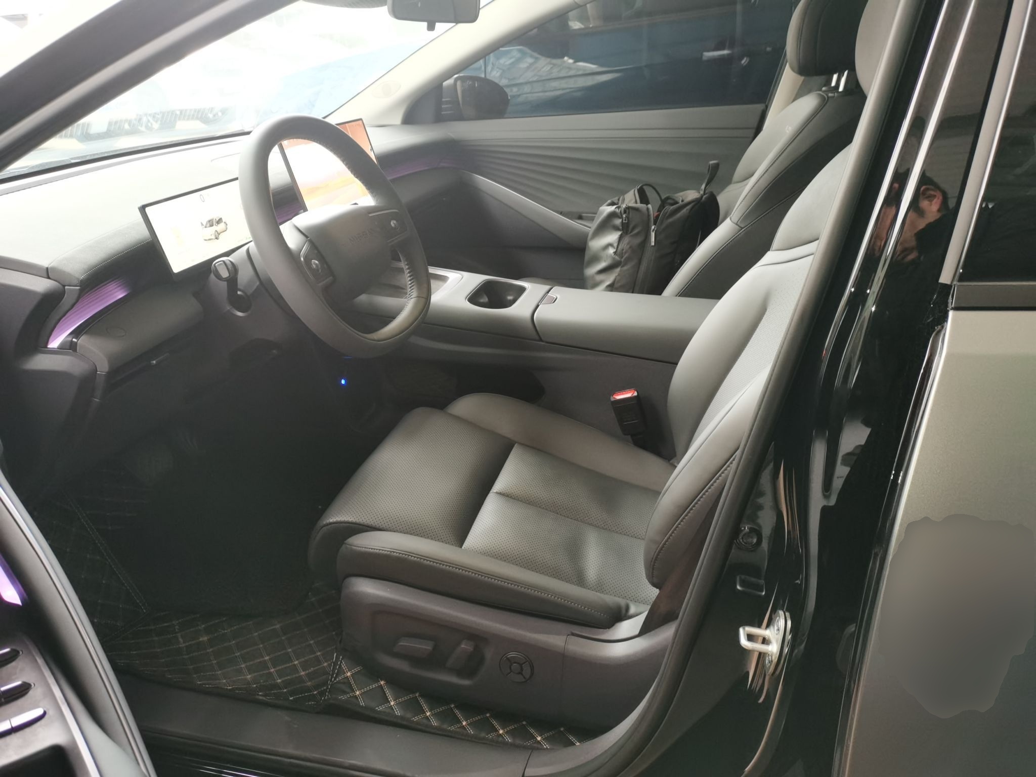 المقاعد الأمامية داخل السيارة