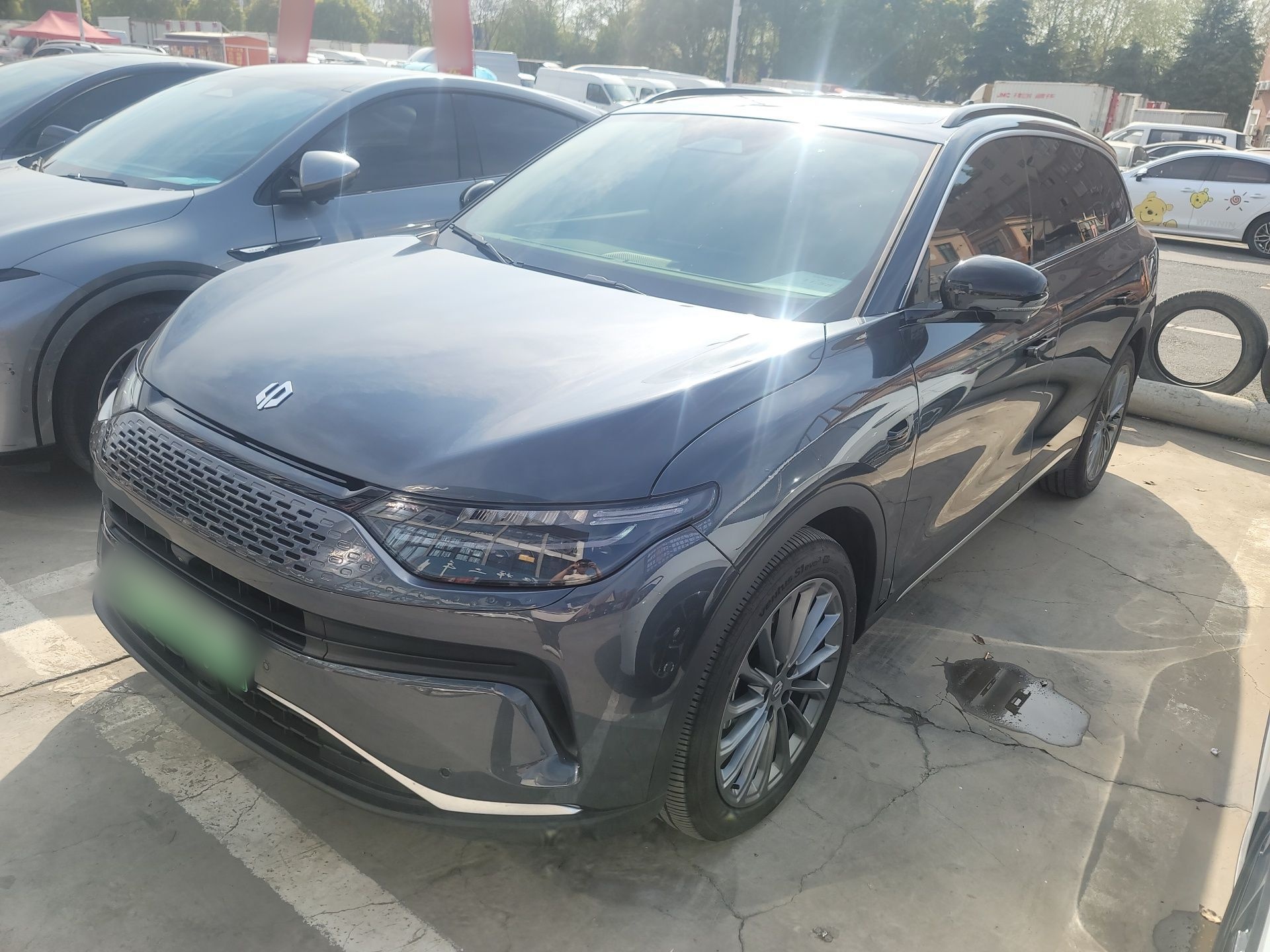 تحت مقدمة السيارة