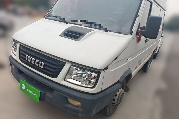 Used Iveco Daily 2020 2.8T V35 Box Truck with Dual Tires Mid-Roof Design 3 Seats Emission Standard China V