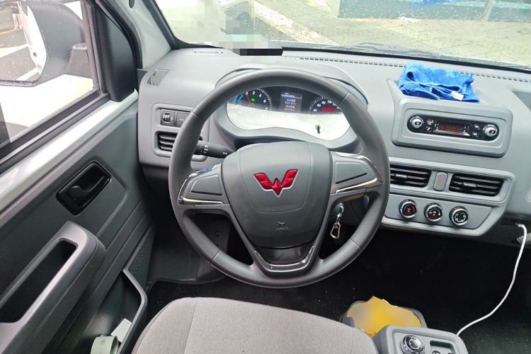 Used Wuling Yangguang 2024 300KM Comfort Version Passenger Van 75kW
