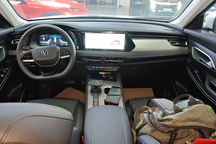 Used CHANGAN X7 PLUS 2024 1.5T Automatic Luxury 7-Seater Center Console