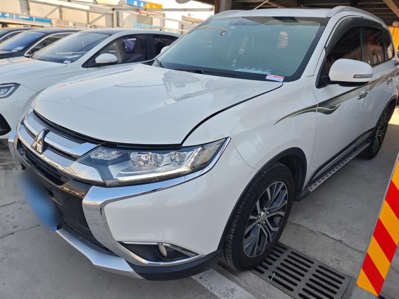 Под передней частью автомобиля