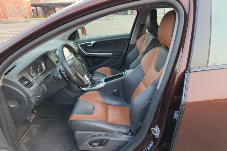 Used Volvo V60 2016 Cross Country T6 AWD
