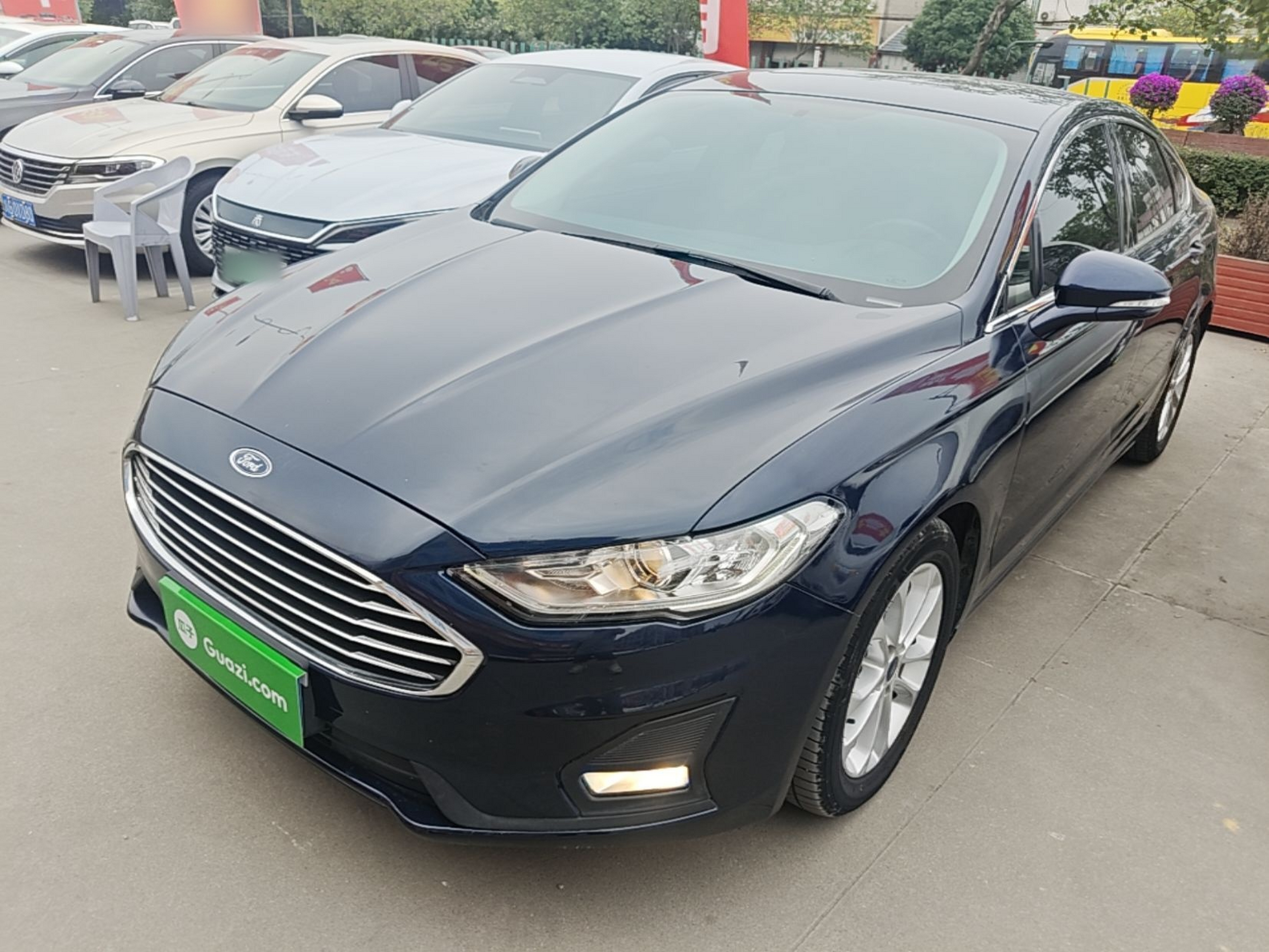Под передней частью автомобиля
