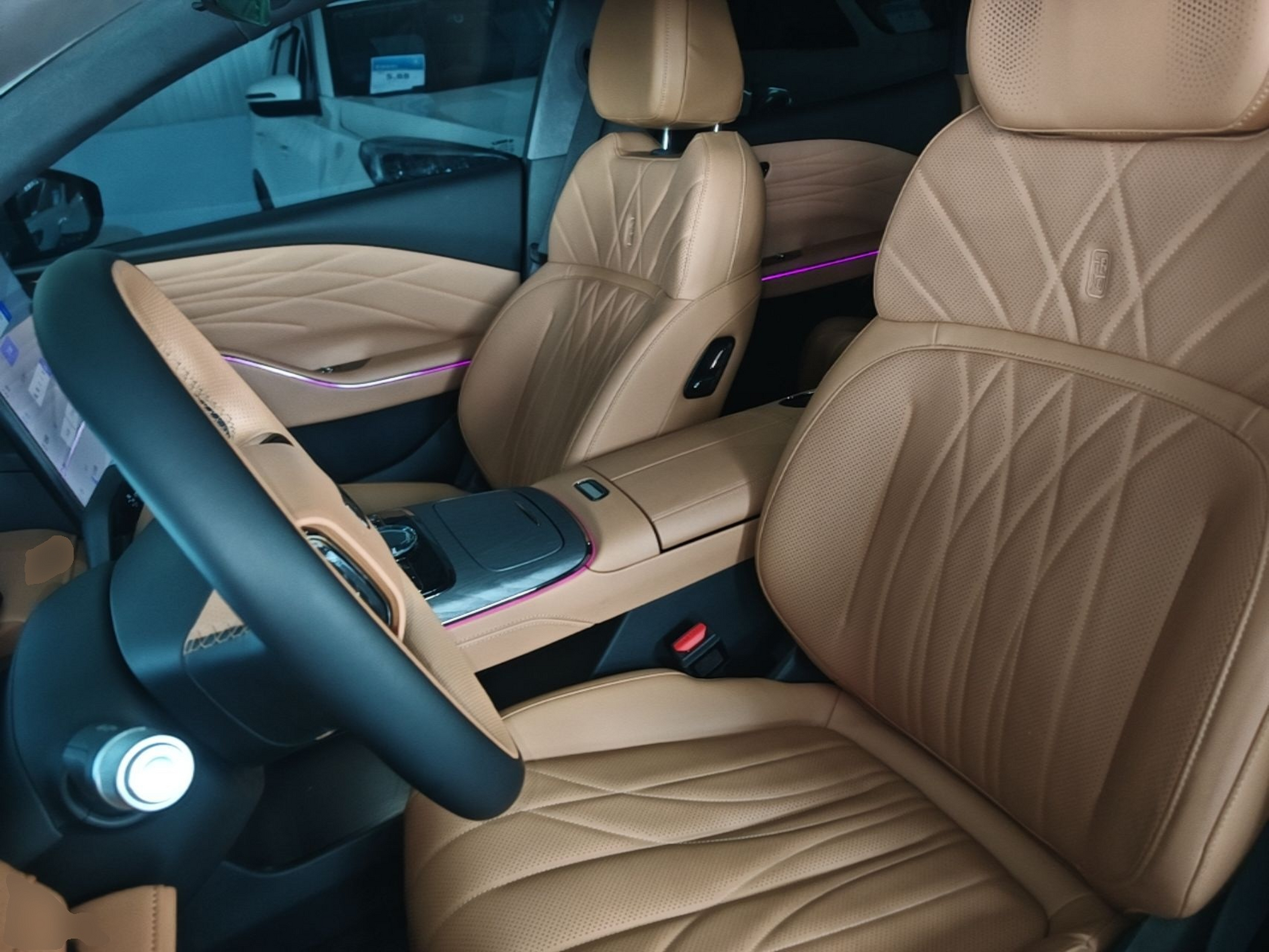 المقاعد الأمامية داخل السيارة