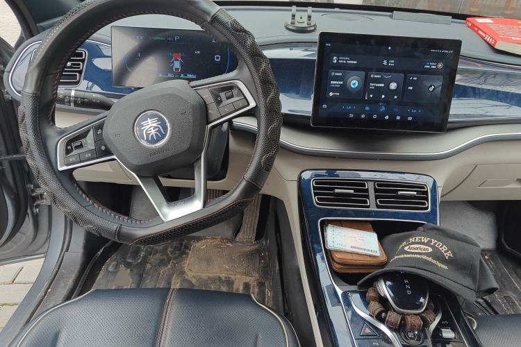 Used BYD Qin PLUS 2023 Champion Edition DM-i 55KM Superior Model Center Console