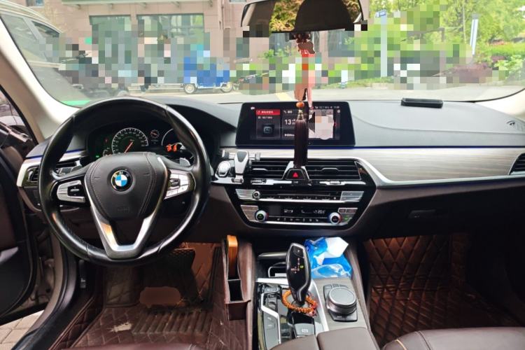 Used BMW 5 Series 2019 Facelifted 530Li Leading Edition Luxury Package Center Console