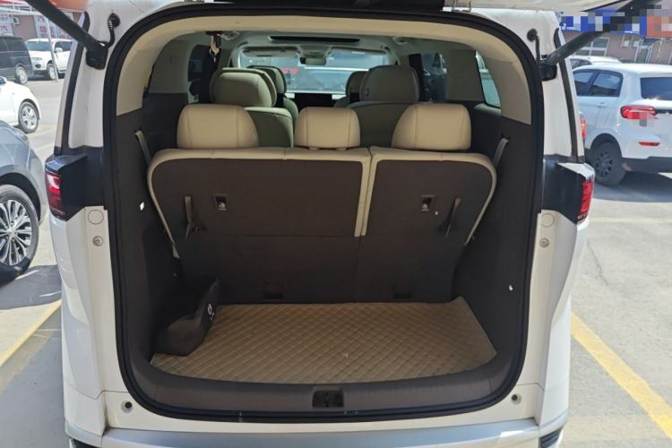 Used Denza D9 2022 DM-i 970 Four-Wheel Drive Flagship Model Trunk