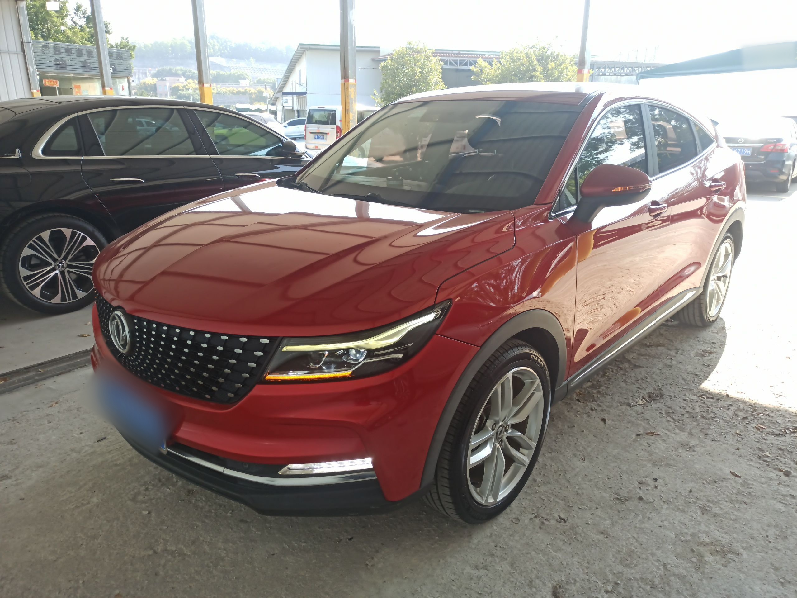 تحت مقدمة السيارة