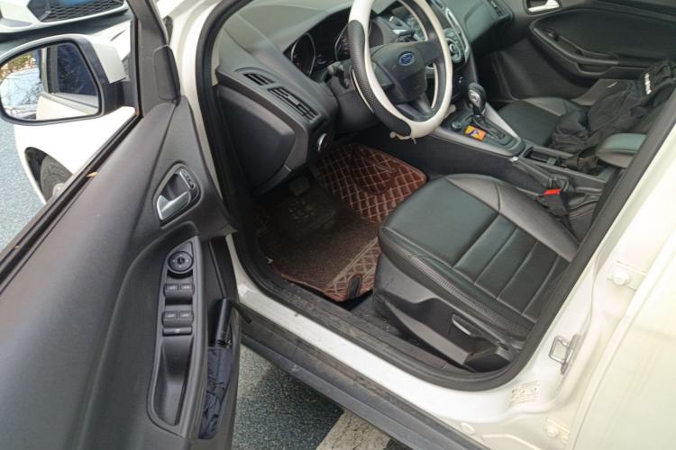 Used Ford Focus 2018 Hatchback Classic 1.6L Automatic Comfort Plus SmartDrive Edition Driver Seat