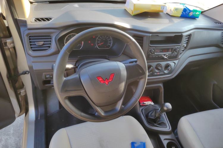 Used Wuling Hongguang V 2021 1.5L Jingqu Edition Enclosed-Window Vehicle LAR Steering Wheel