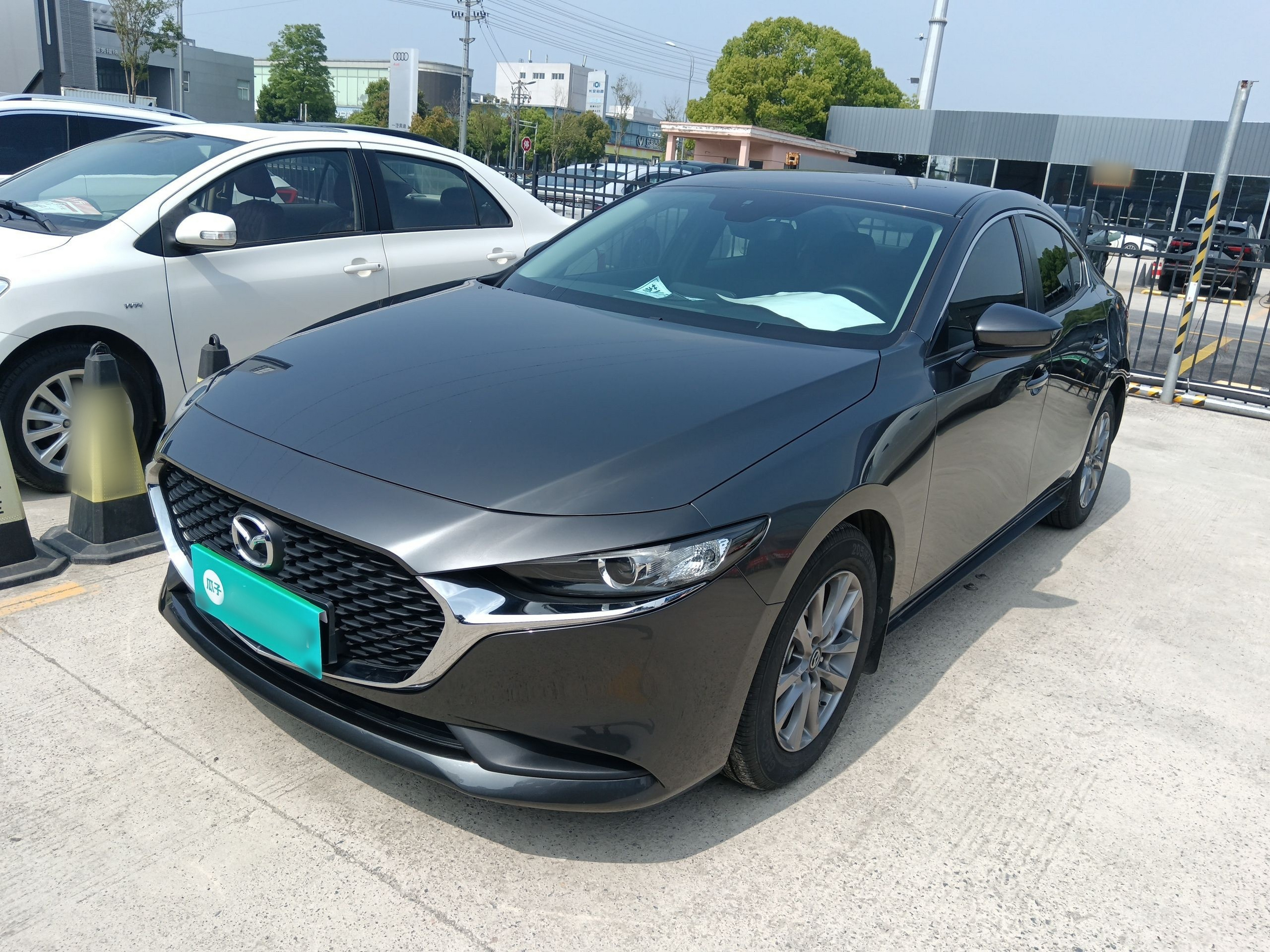 Под передней частью автомобиля